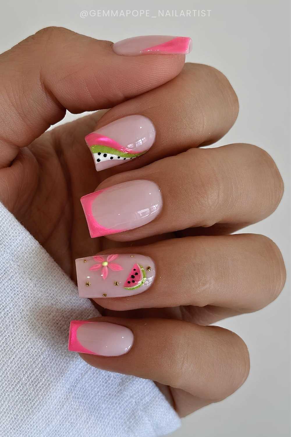 Rosa French Manikuere mit Blumen und Wassermelonen