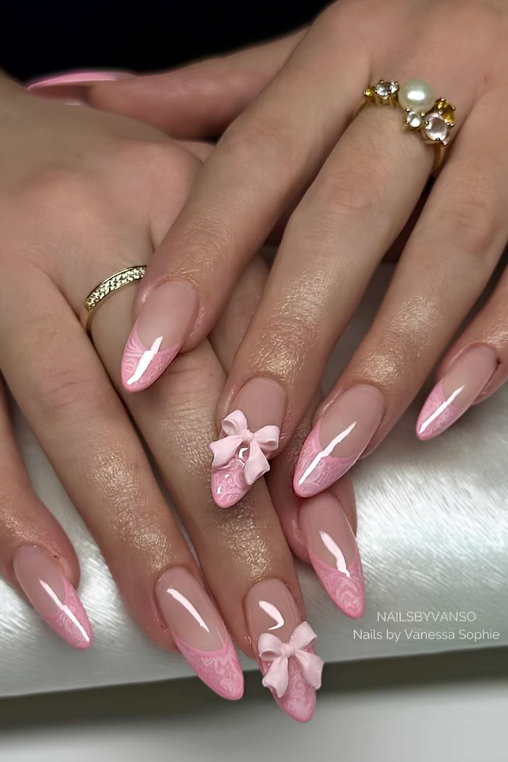 Rosa French manikuere mit spitze und schleifen