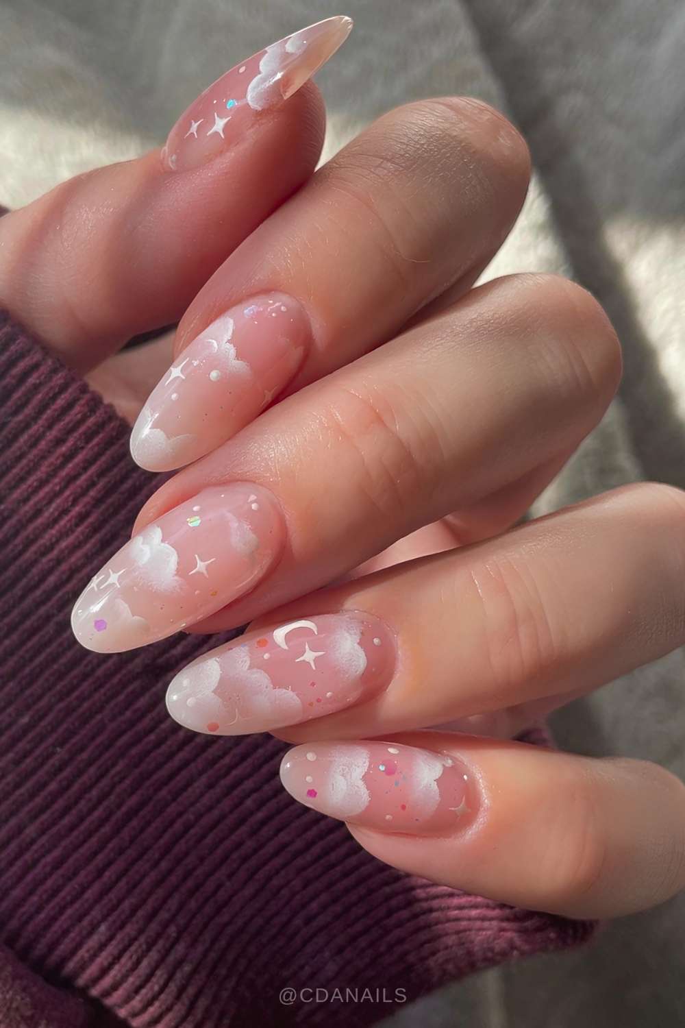 Rosa Jelly Manikuere mit weissen Wolken und Sternen