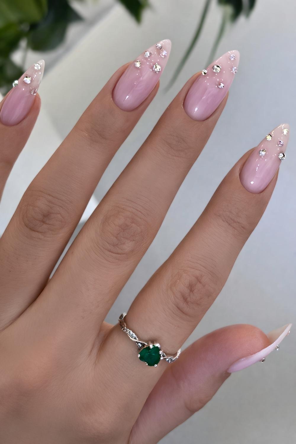 Rosa Naegel mit Strass an den Spitzen