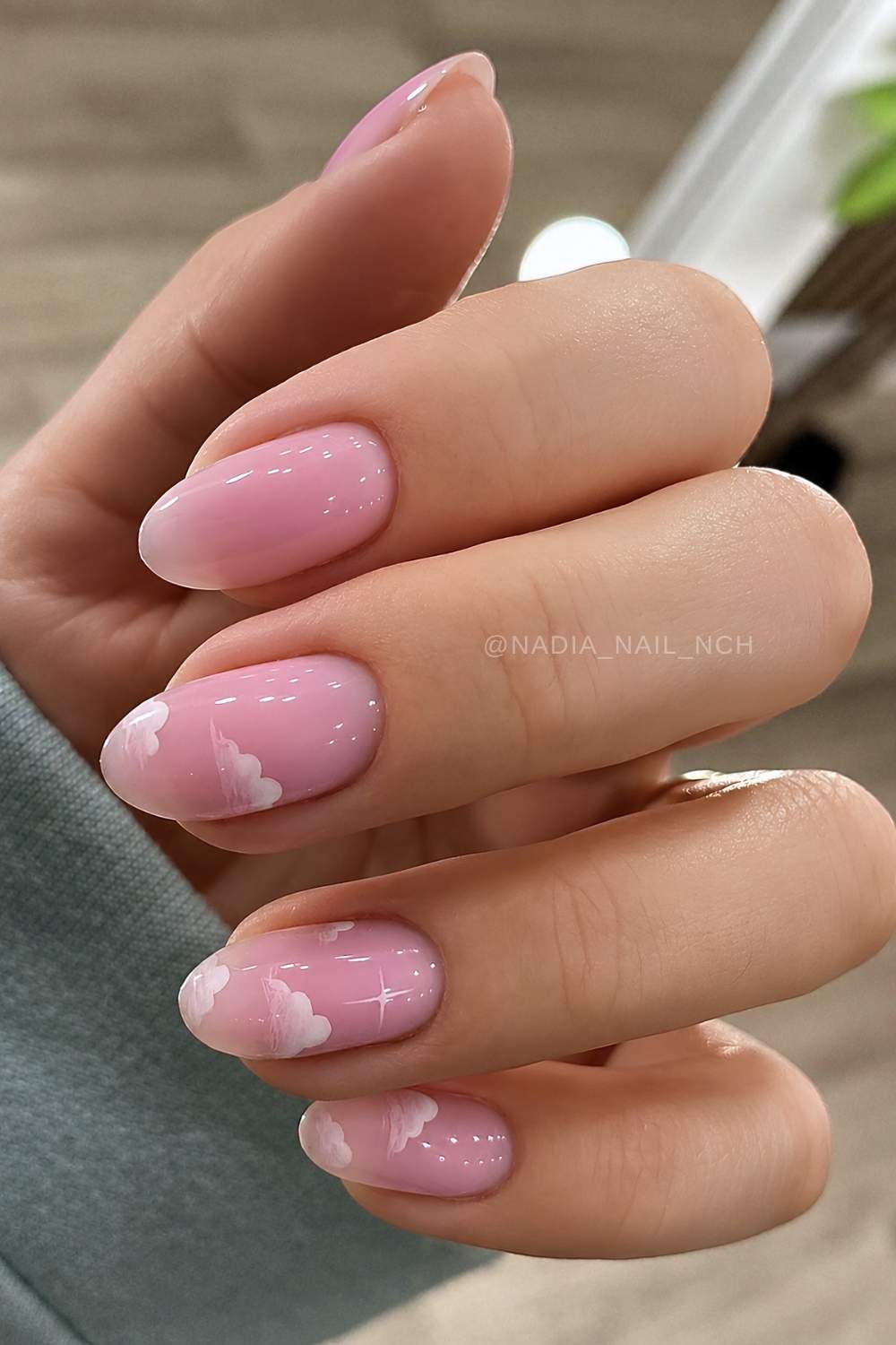 Rosa Naegel mit zartem Wolkendesign