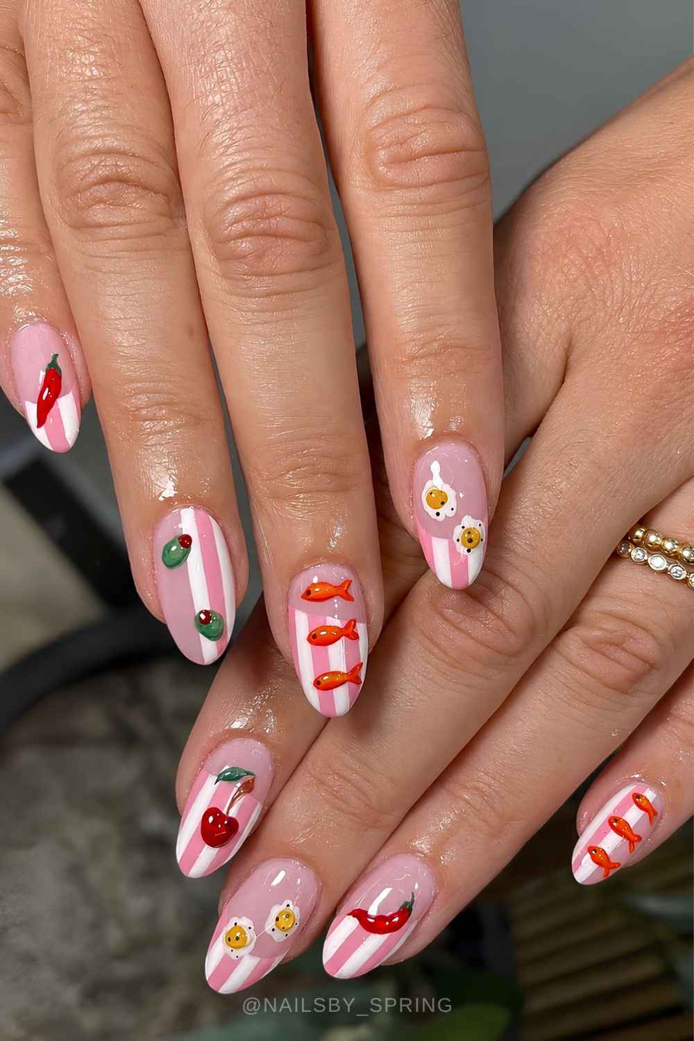 Rosa Streifennaegel mit italienischen Sommermotiven