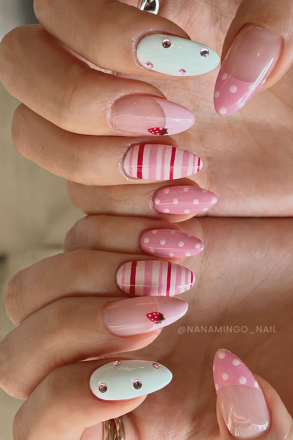 Rosa blaue Mustermix Nagel mit Erdbeeren