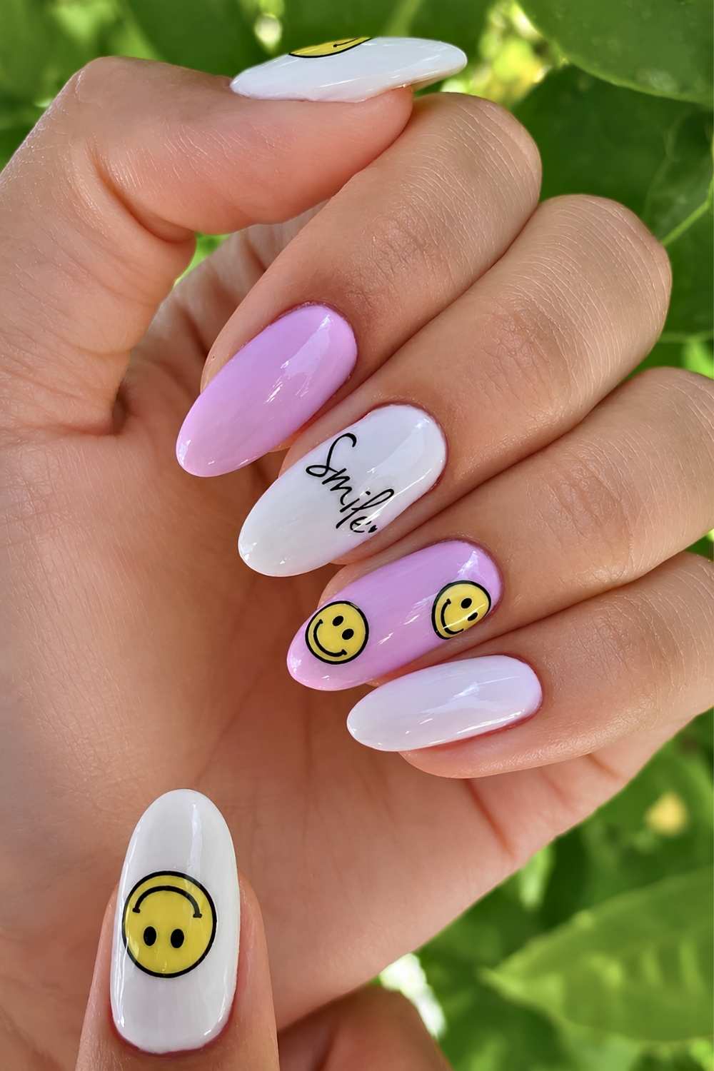 Rosa weisse Naegel mit Smileys und Smile Schriftzug