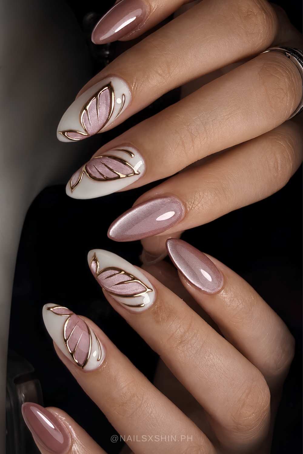 Rosa weisse cat eye naegel mit schmetterlingen