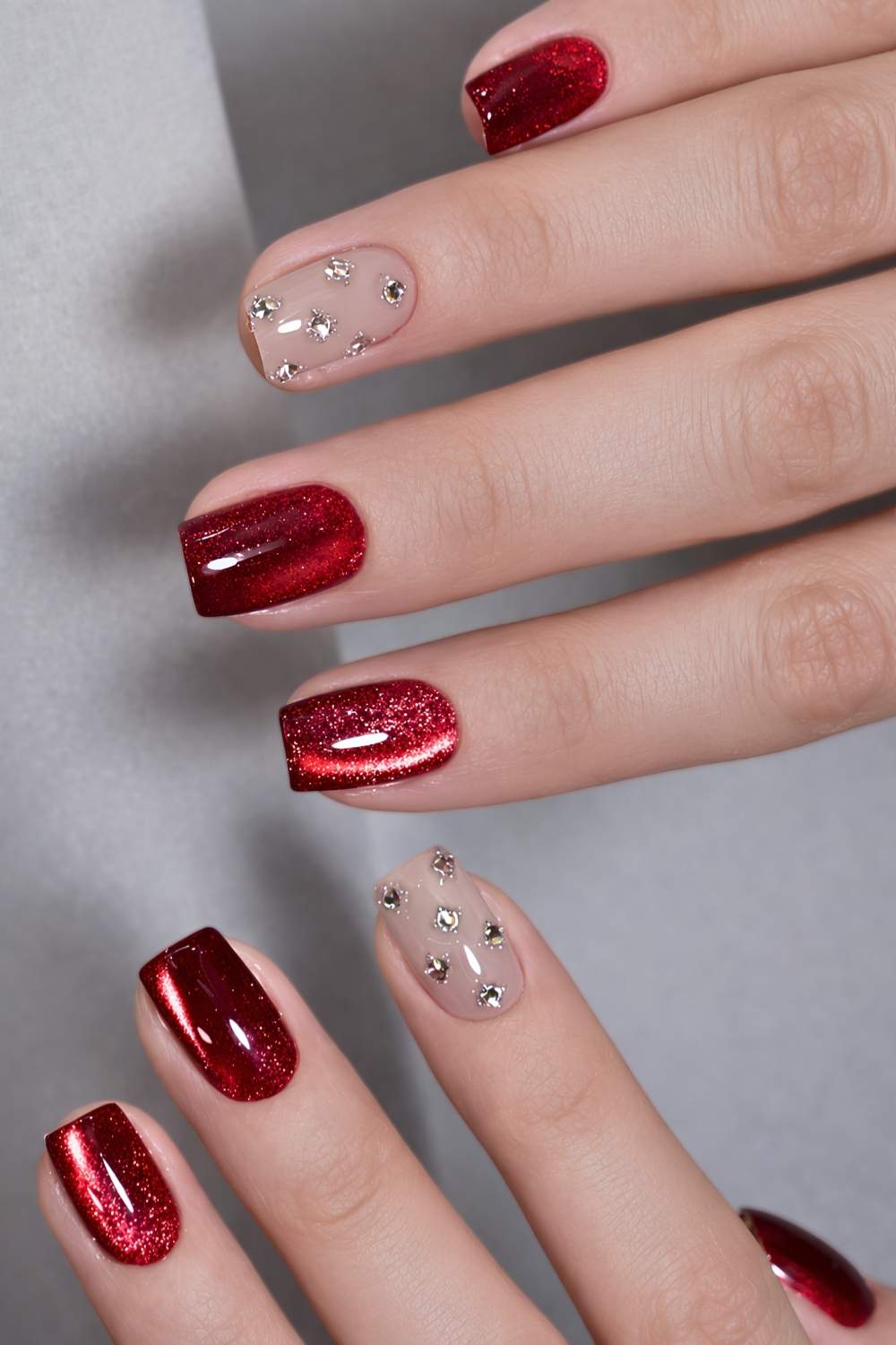 Rote Cat Eye Naegel mit Steinen