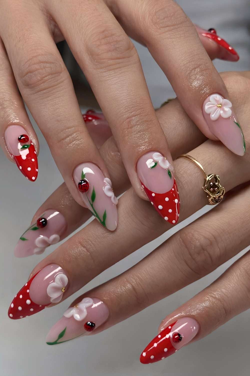 Rote French Mani mit 3D Blumen und Marienkaefern