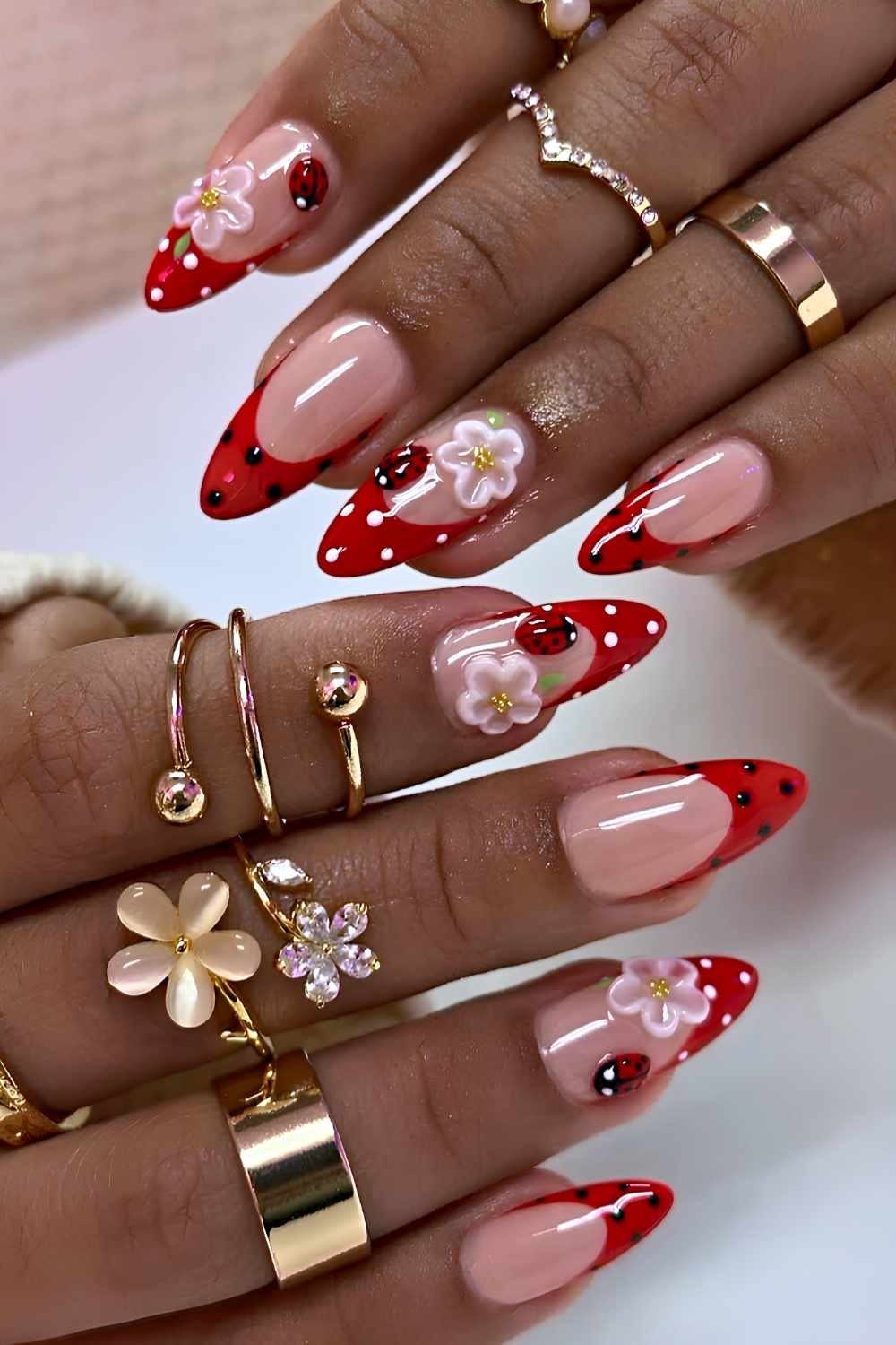 Rote French Mani mit Marienkaefer Motiv