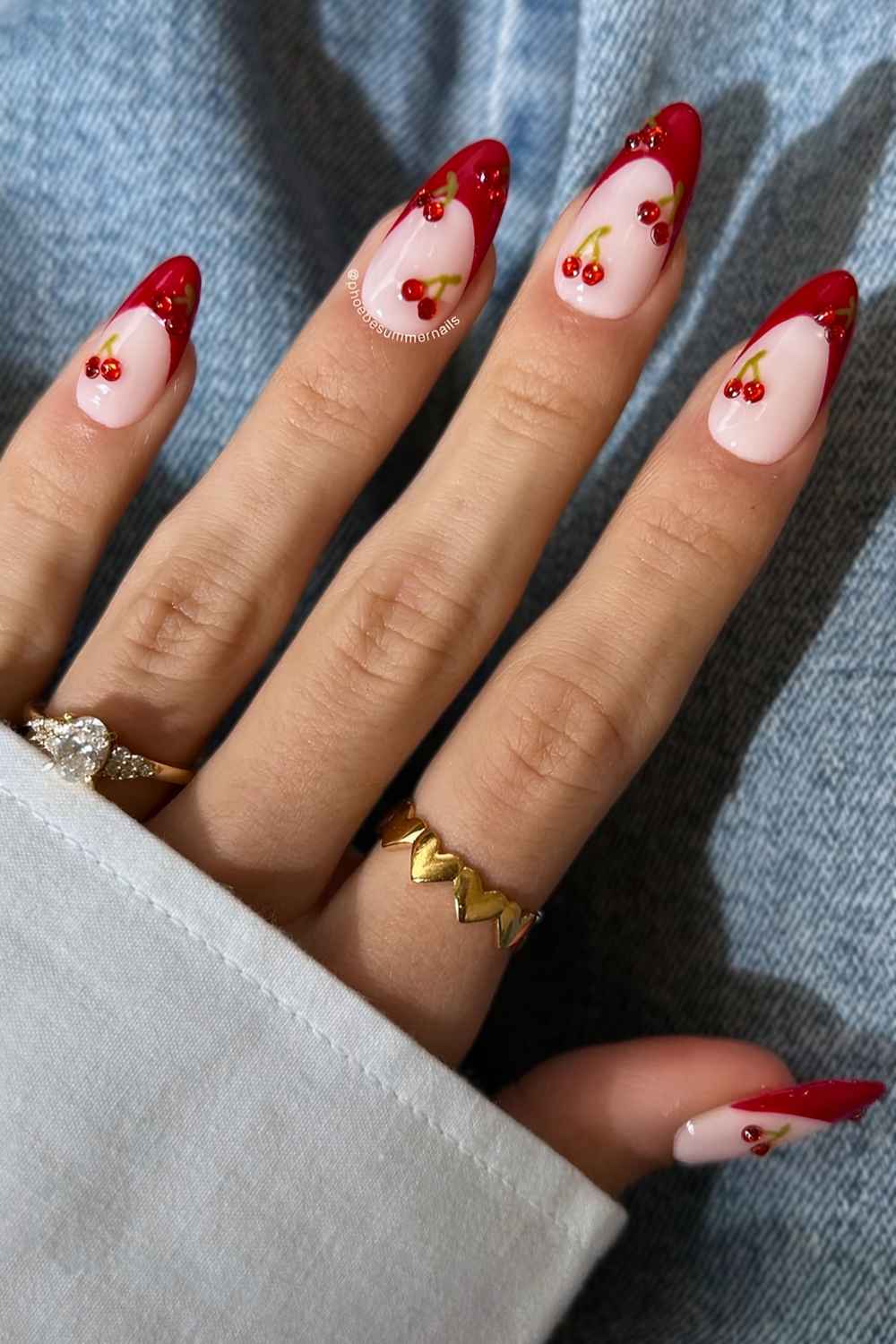 Rote French Manikuere mit Kirsch Strass