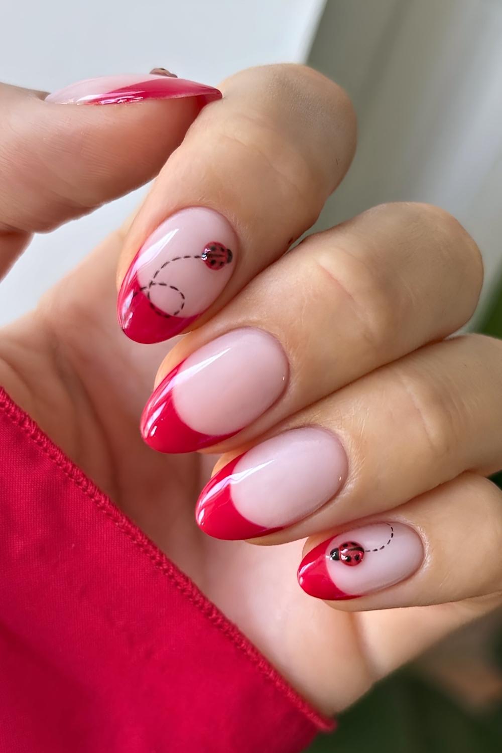 Rote French Tips mit Marienkaefer Akzenten