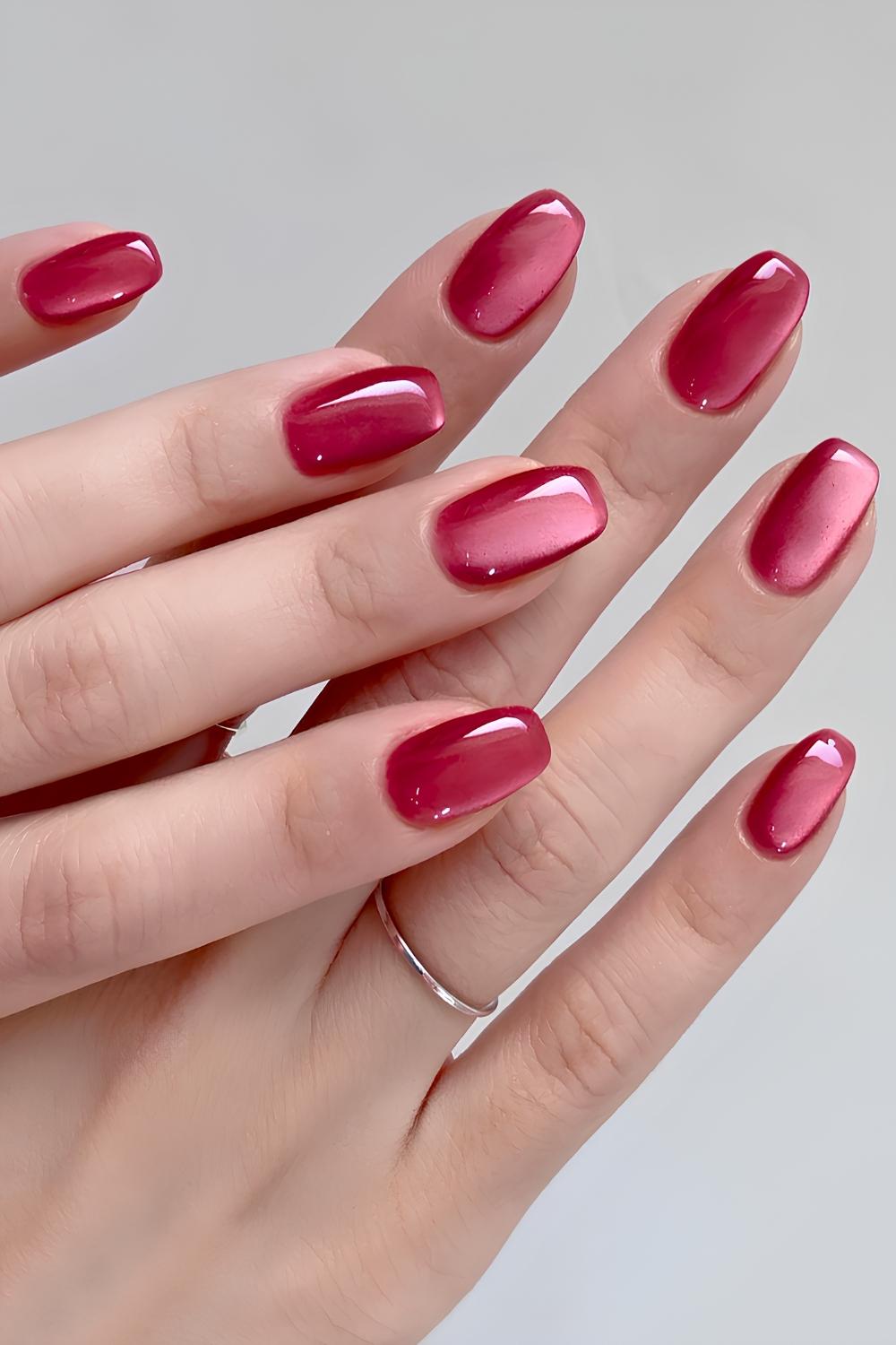 Rote Naegel mit Glaseffekt