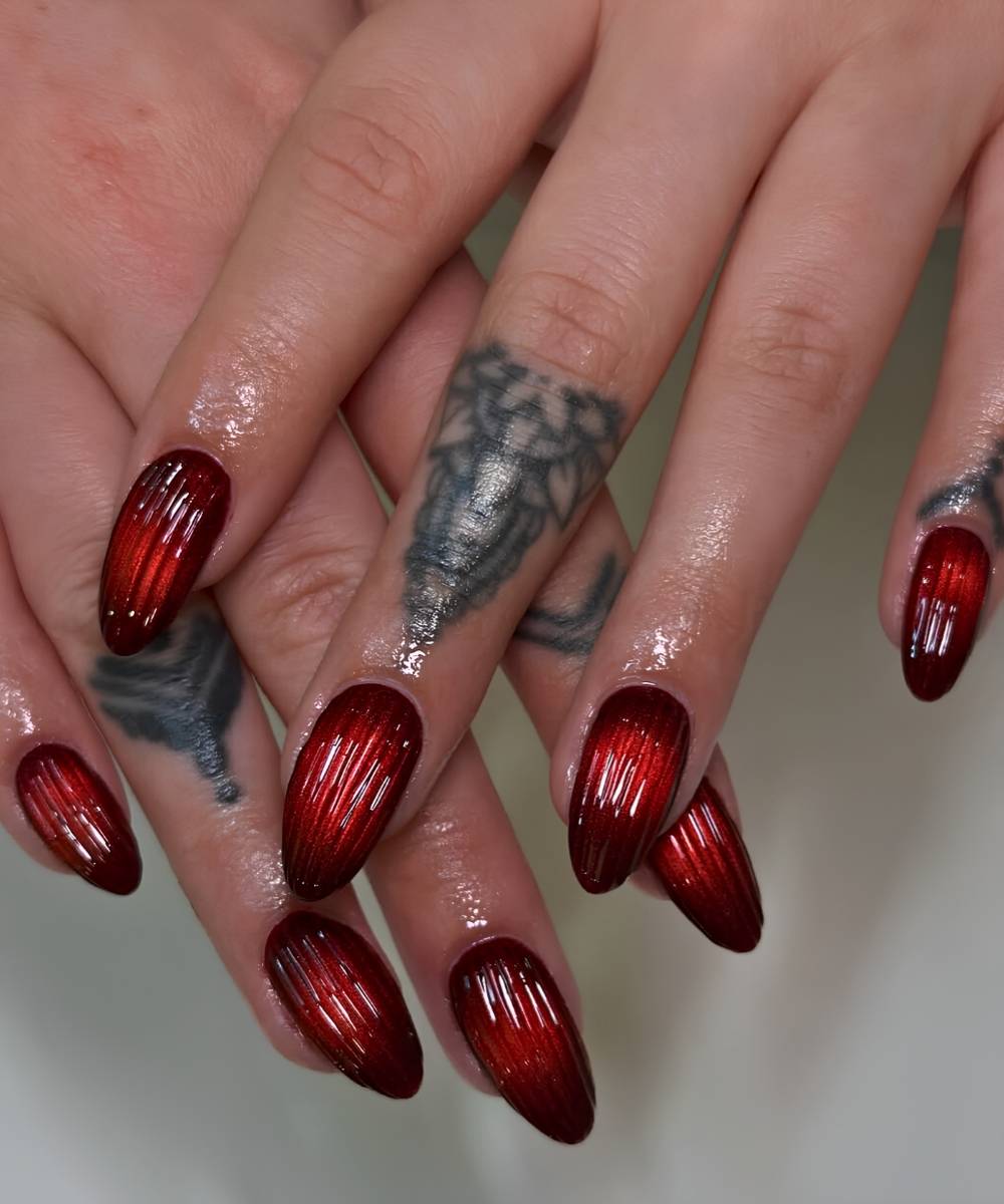 Rote matte Cat Eye Naegel mit 3D Streifen