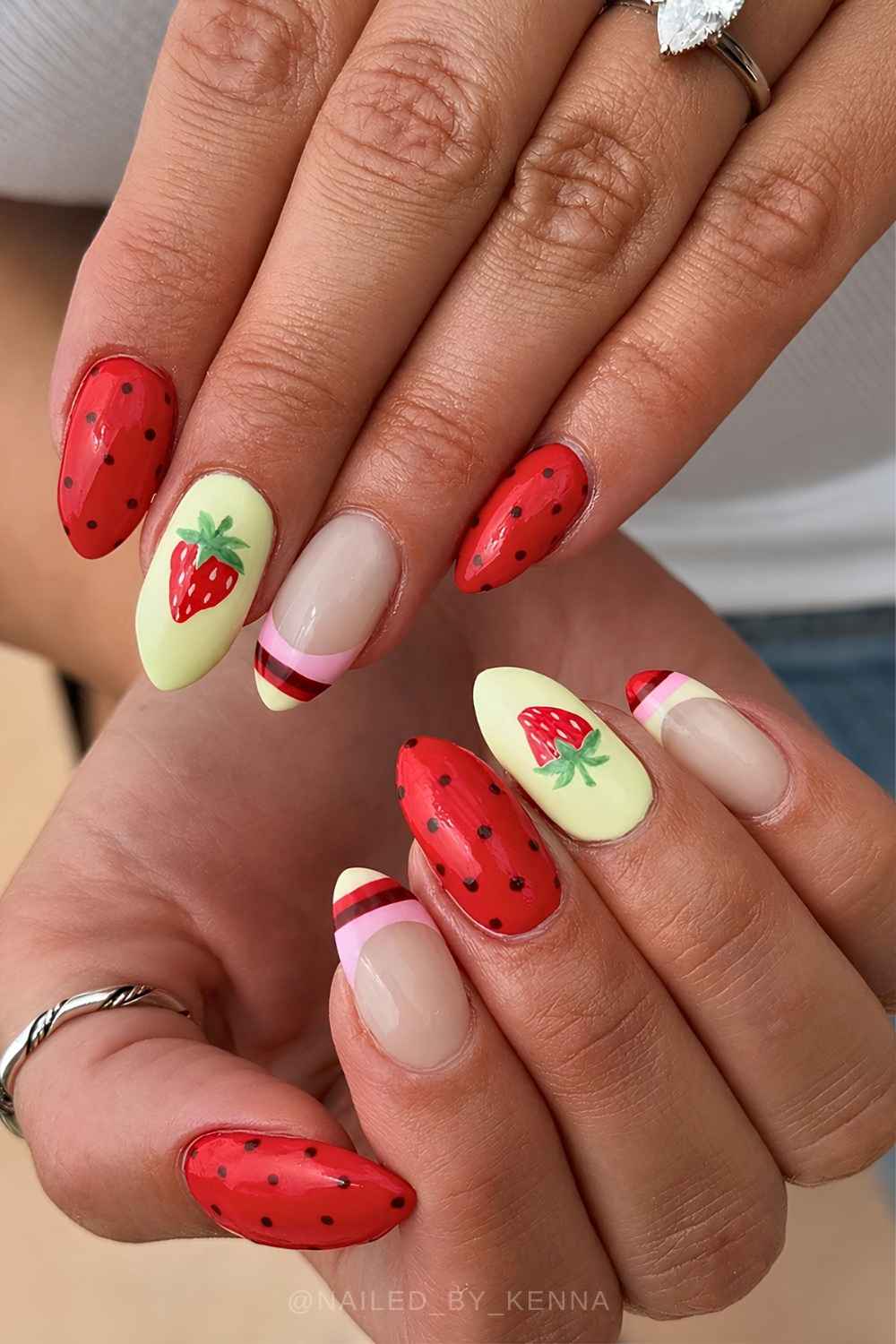 Rote und gelbe Naegel mit Erdbeeren und Streifen