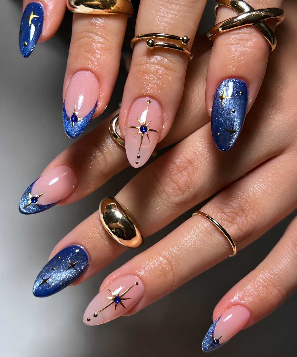 Saphirblaue Cat Eye Manikuere mit goldenen Himmelsmotiven