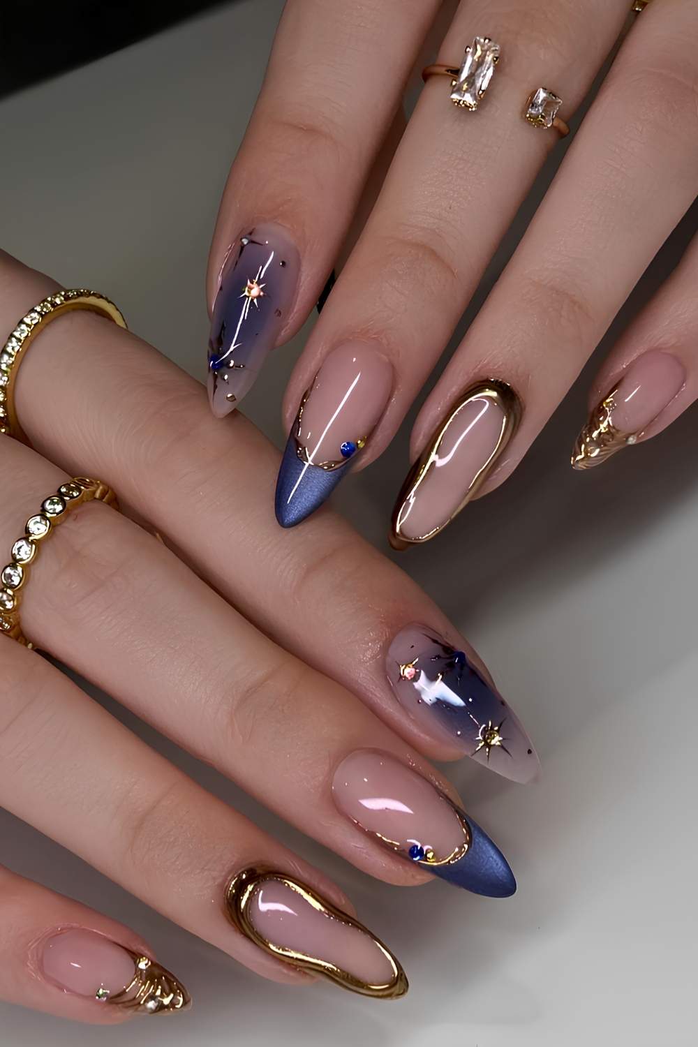 Saphirblaue Cat Eye Naegel mit goldenen Akzenten