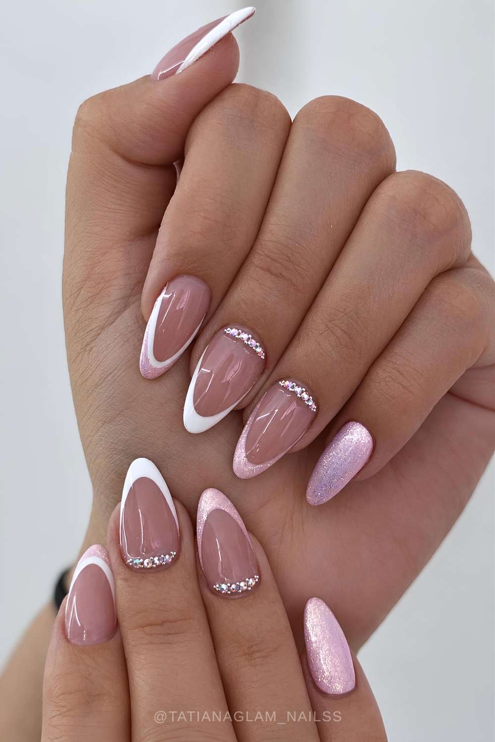 Schimmernde pink weisse Naegel mit Strass am Nagelrand
