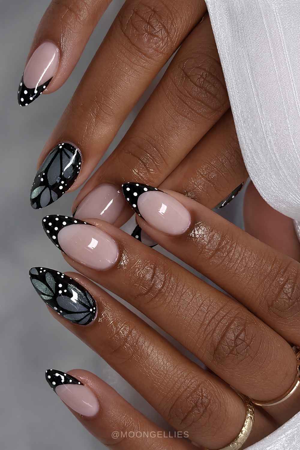 Schwarze French Naegel mit punkten und schmetterlingen