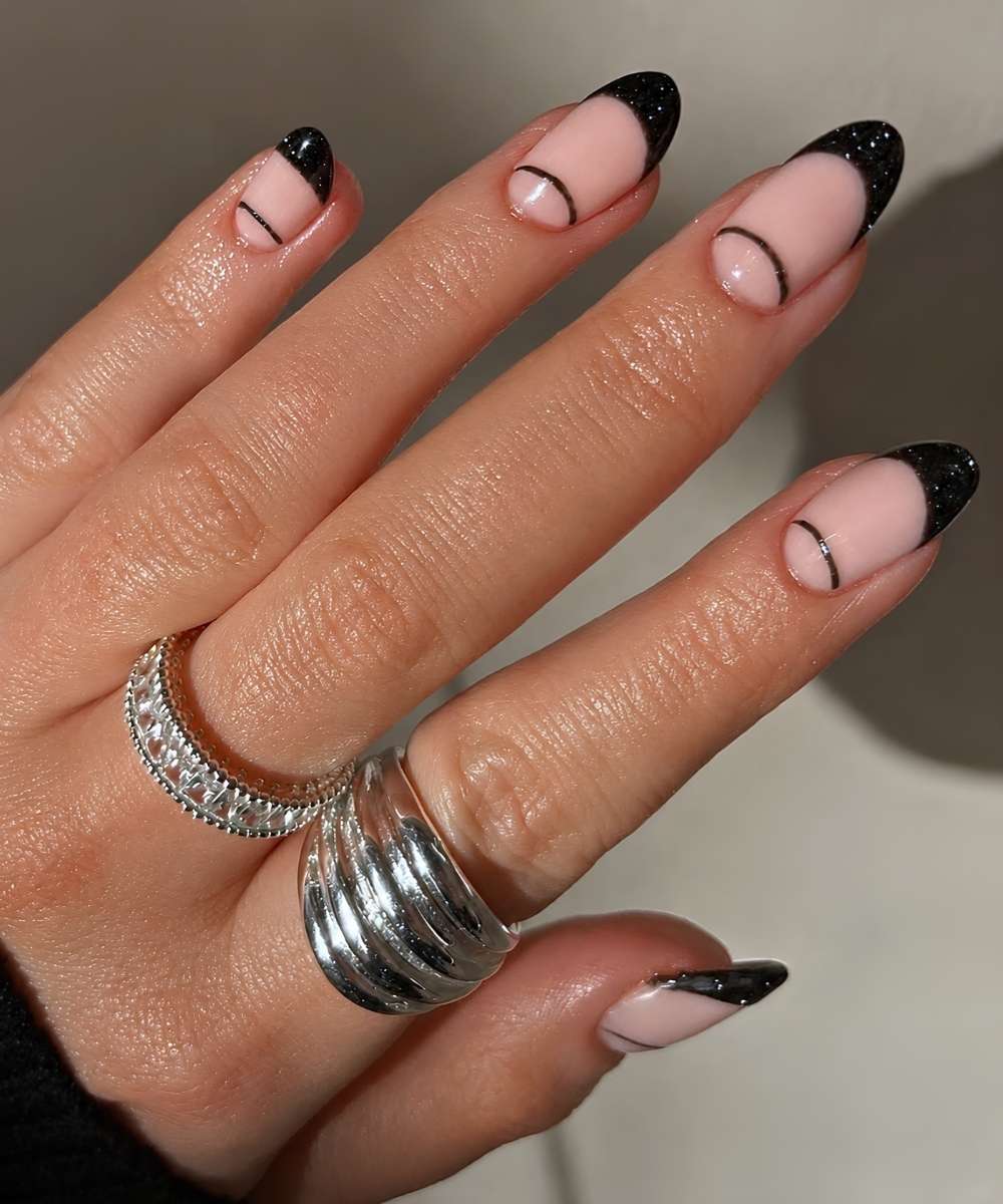 Schwarze Glitzer French Nagel mit Half Moon Details