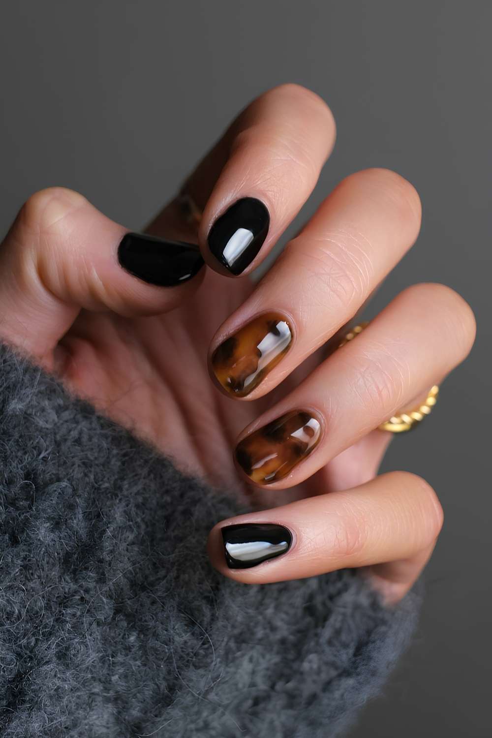 Schwarze Naegel mit Schildpatt Details