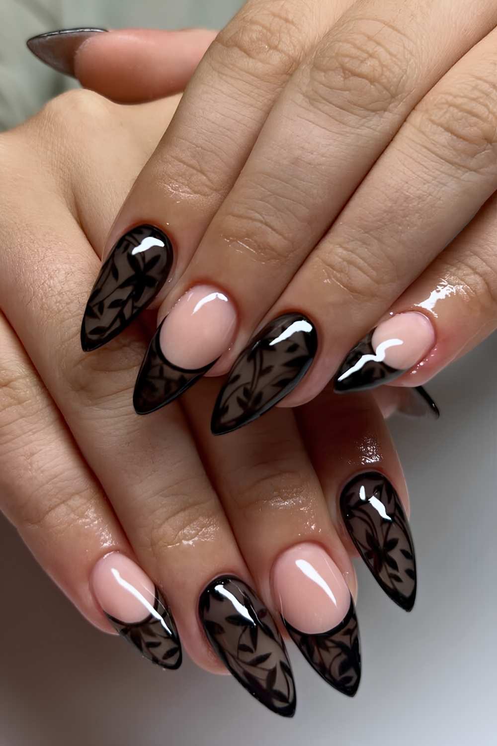Schwarze naegel mit spitzenmuster