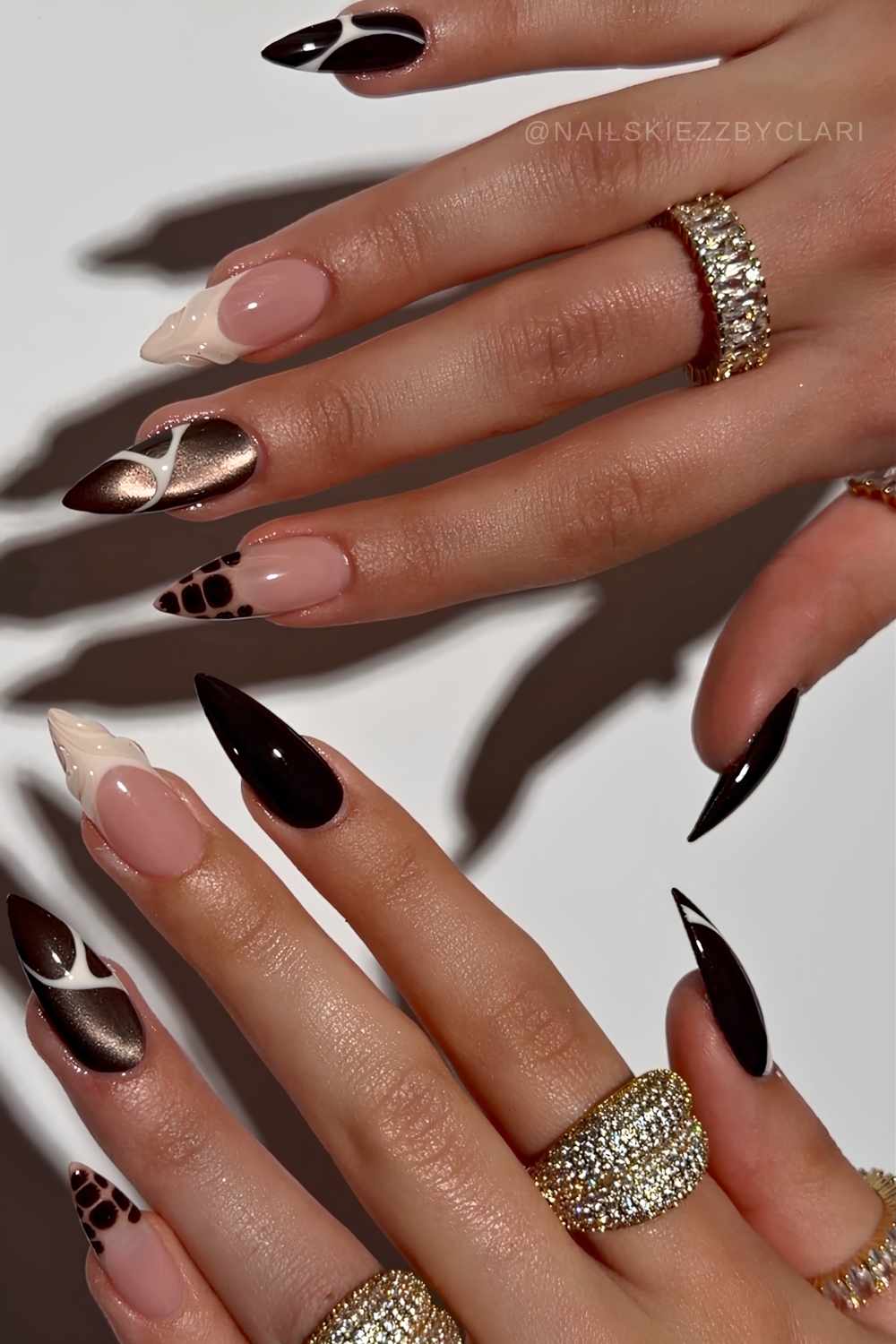 Schwarze und vanillefarbene Naegel mit Cat Eye und Linien
