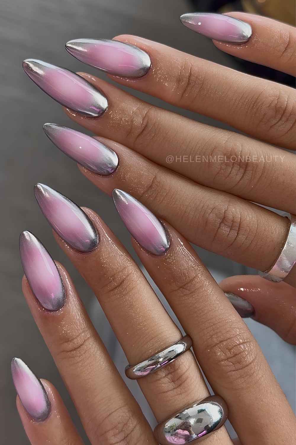 Silberne Chrome Naegel mit rosa Aura Verlauf