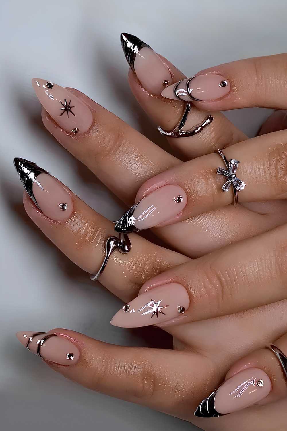 Silberne French Nagel mit Strass und Sternen