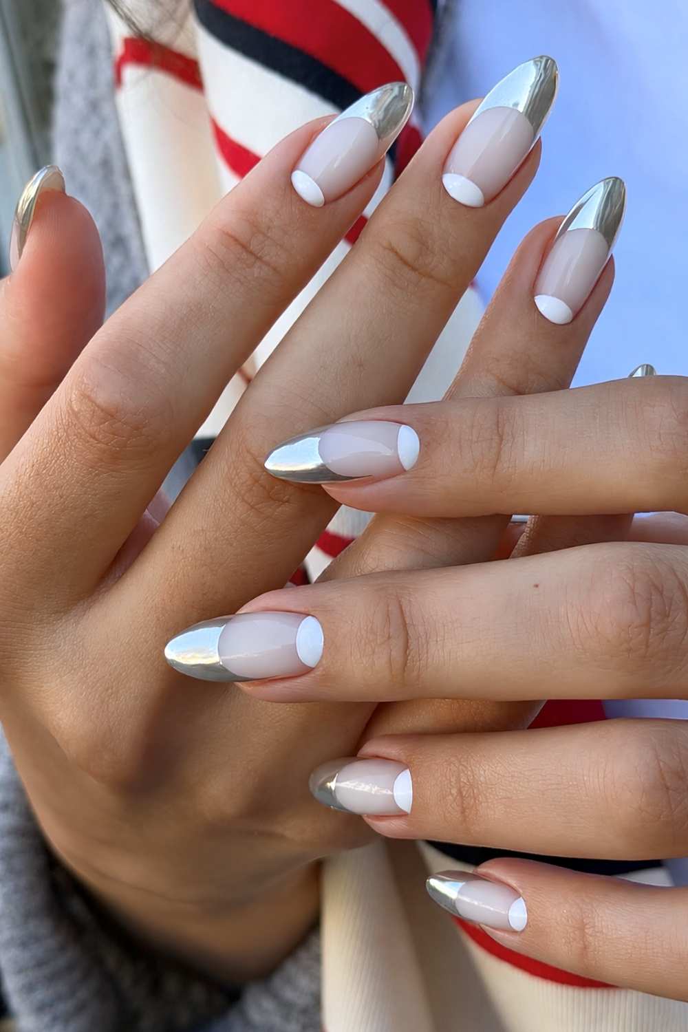 Silberne French Nagel mit weissen Half Moon Details
