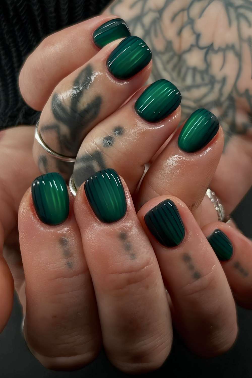 Smaragdgruene Ribbed Glass Naegel