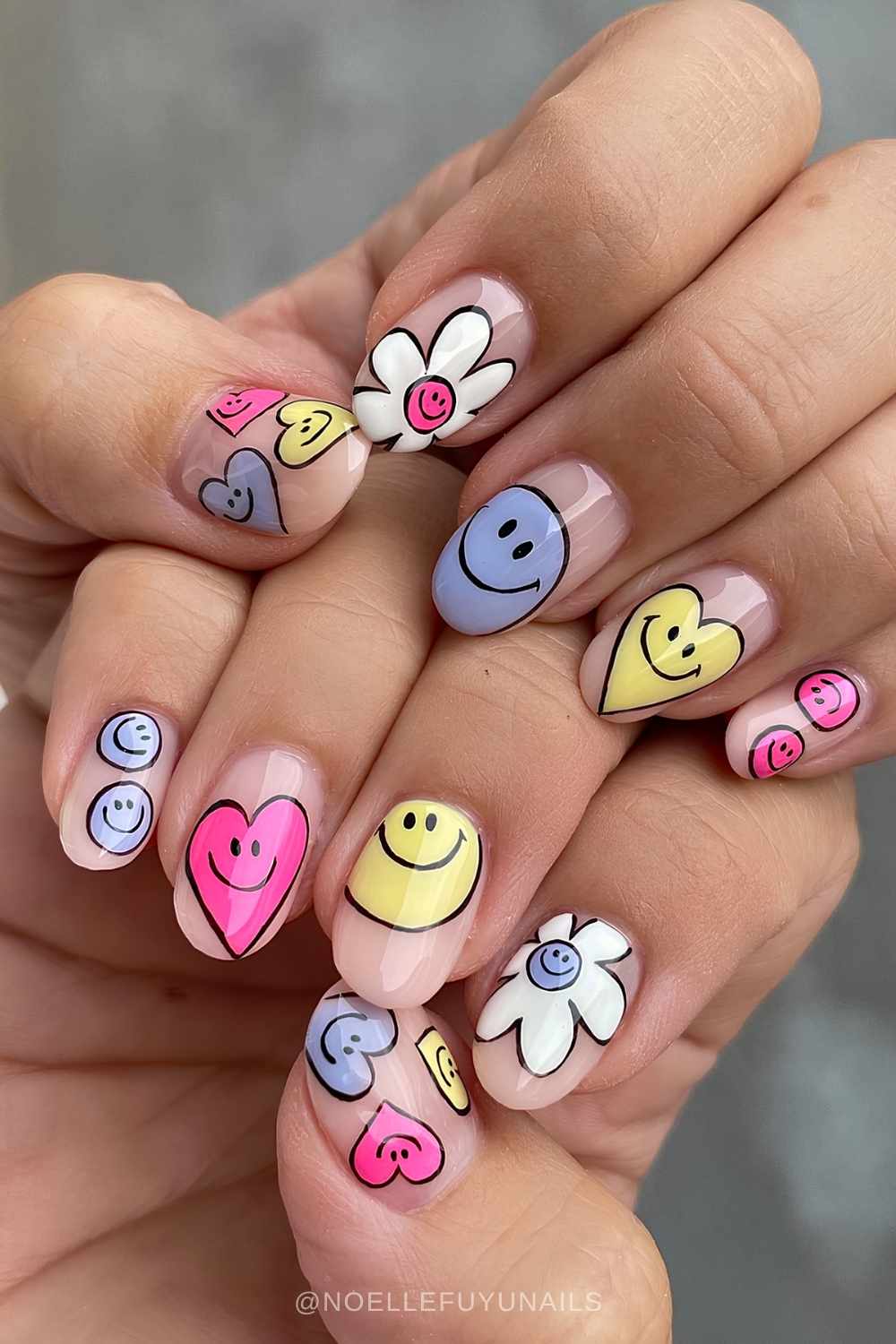 Transparente Naegel mit Cartoon Herzen und Smileys