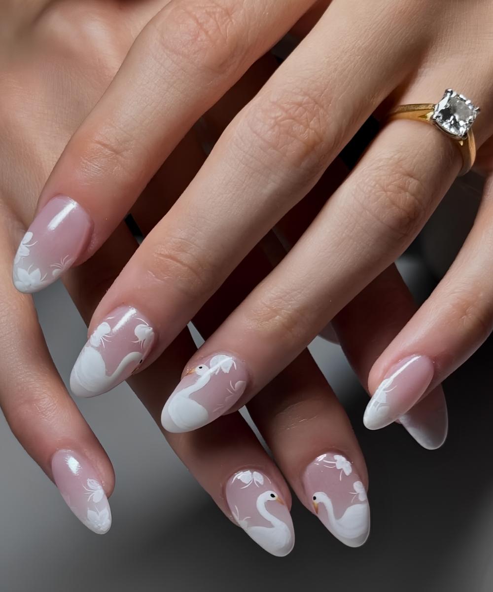 Transparente Naegel mit Schwan und weissen Blumen
