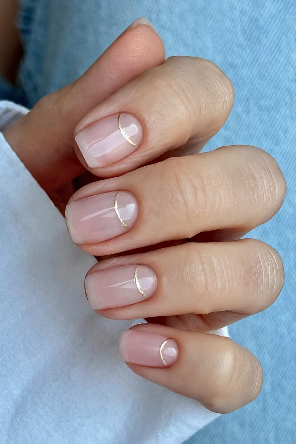 Transparente Nagel mit glitzernden Half Moon Konturen