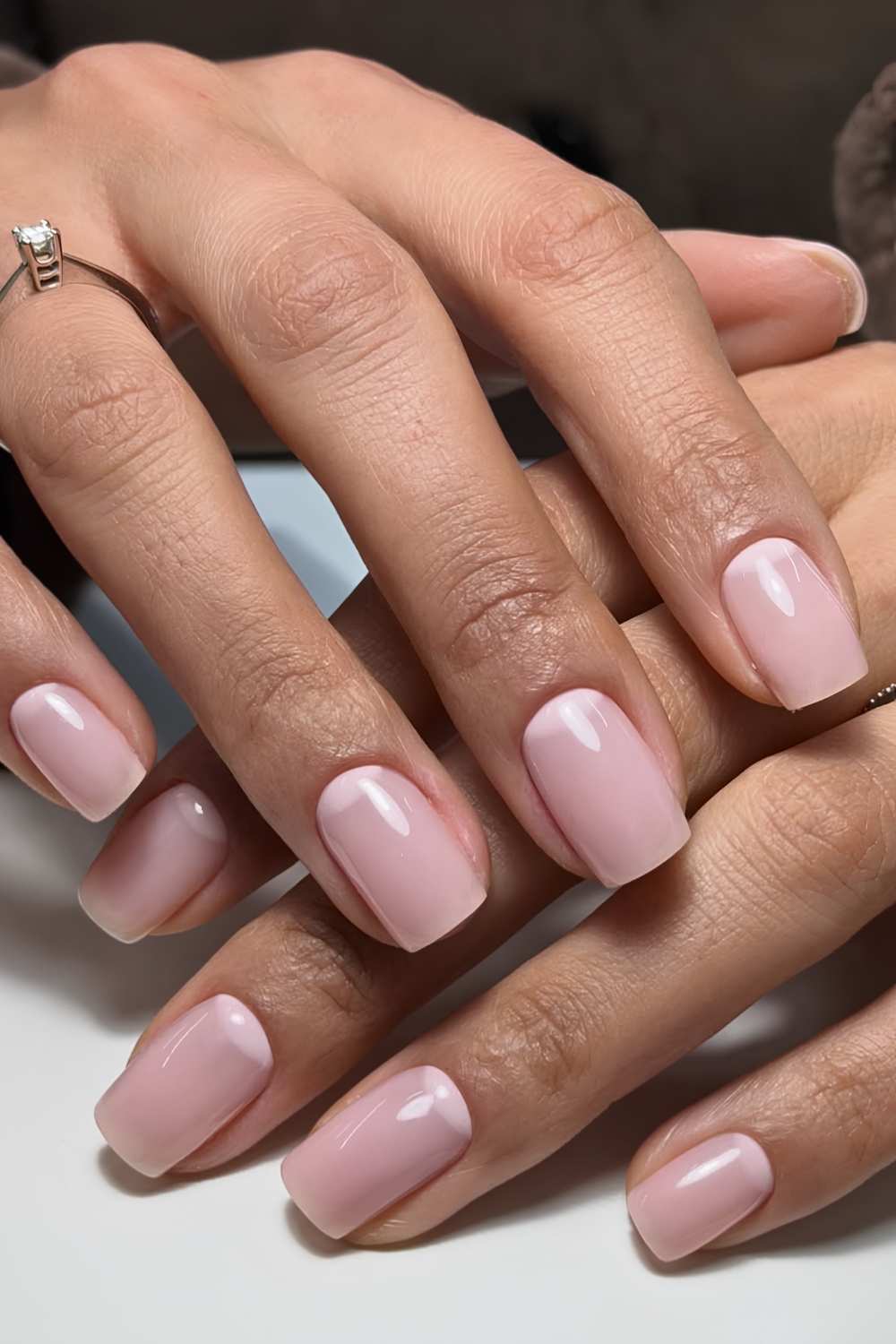 Transparente rosa Nagel mit Half Moon Details