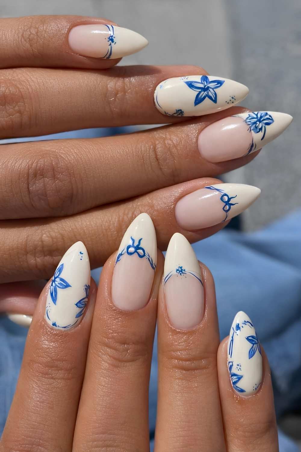 Vanille Manikuere mit blauen Blumen und Schleifen