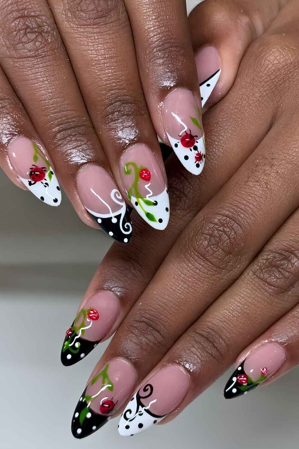 Verspielte schwarz weisse Garten Mani