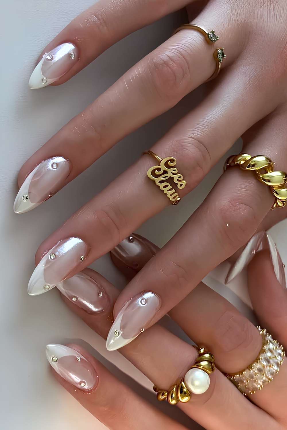Weisse Chrome French Manikuere mit klarem Strass