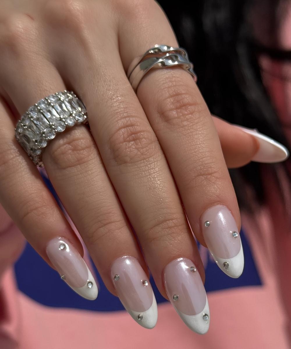 Weisse Chrome French Naegel mit Strasssteinen