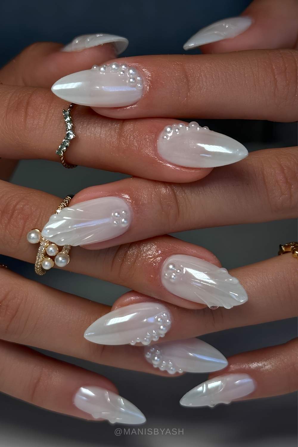 Weisse Chrome Naegel mit Perlen und Muscheln