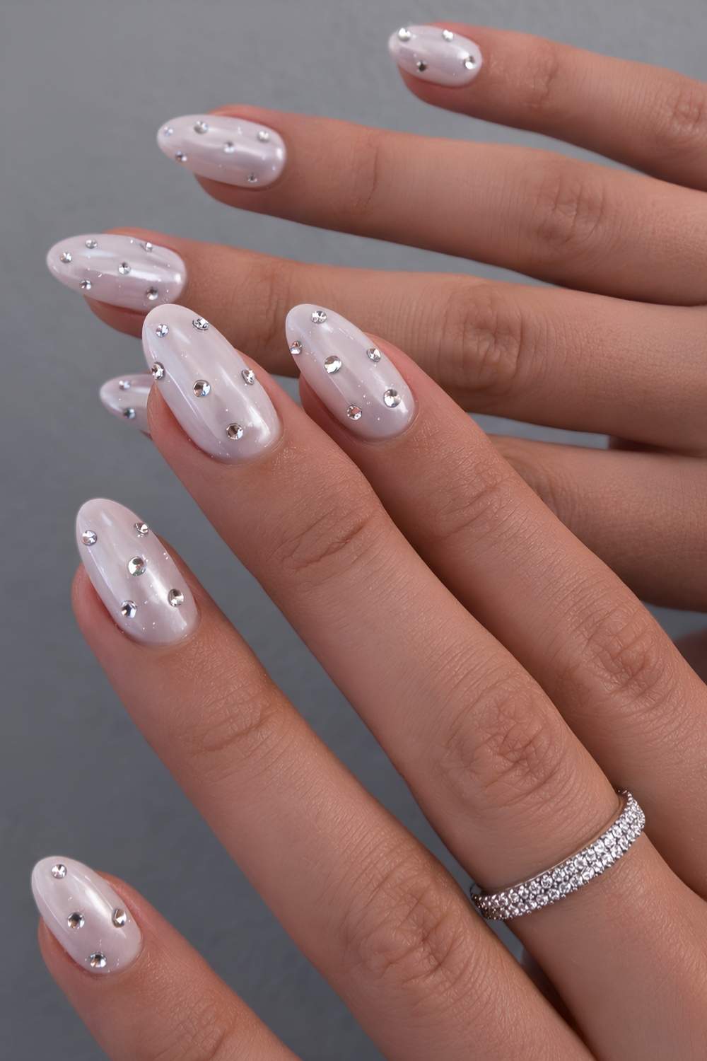 Weisse Chromnaegel mit Strass