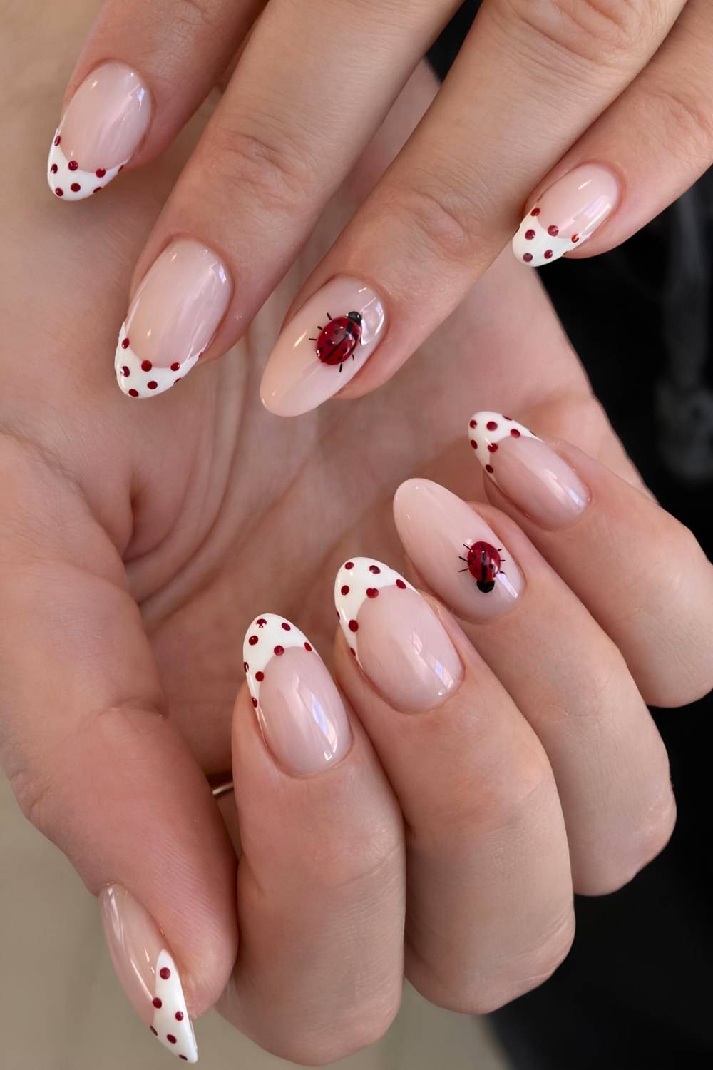 Weisse French Mani mit roten Punkten und Marienkaefern