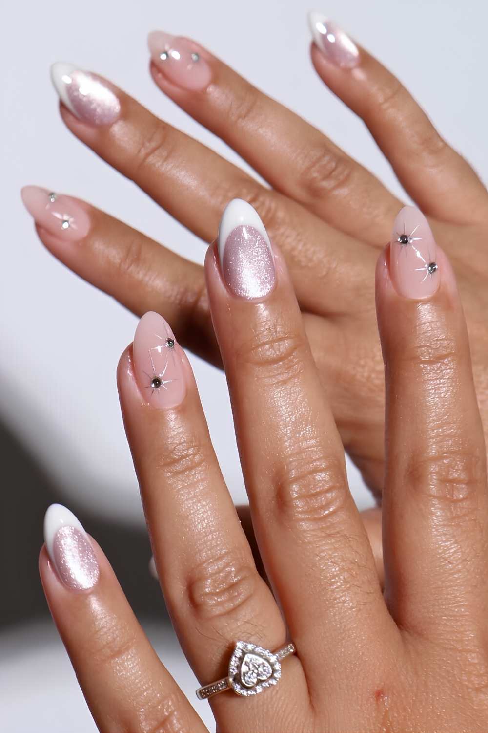 Weisse French Manikuere mit Cat Eye Akzent und Strass