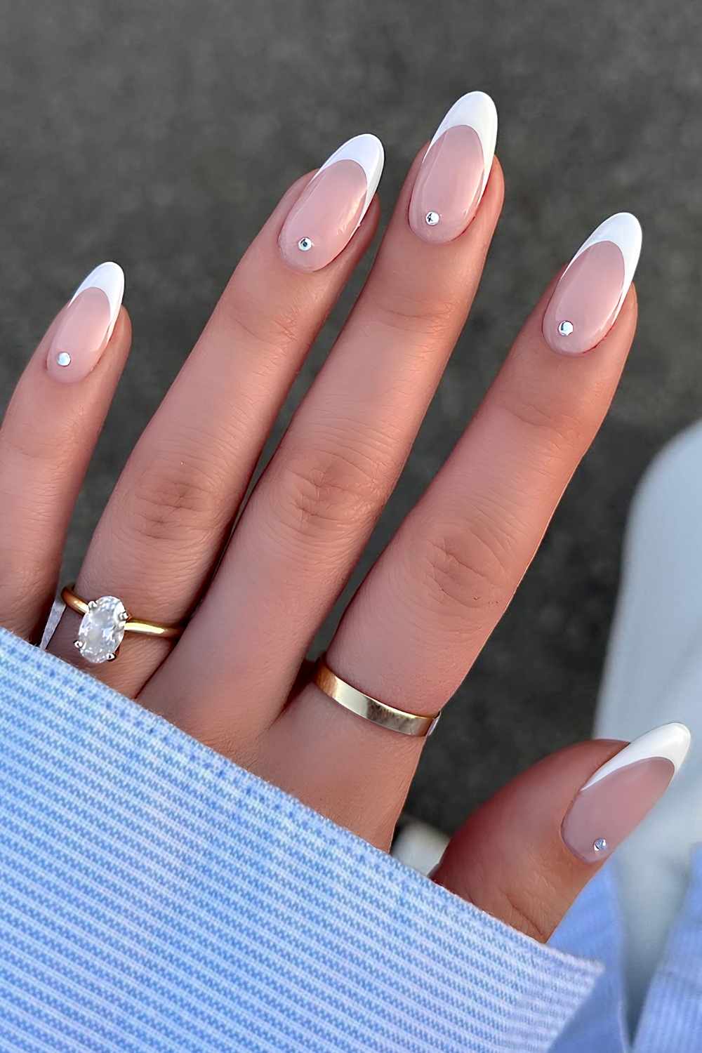 Weisse French Manikuere mit Cuticle Strass