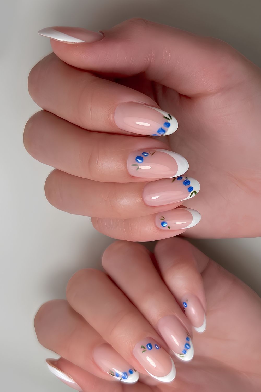 Weisse French Naegel mit Blaubeeren