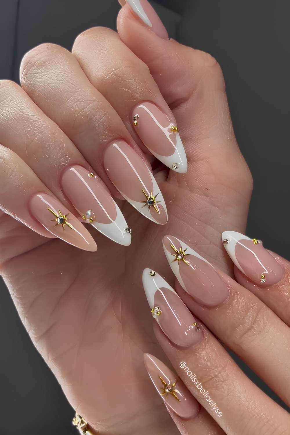Weisse French Tip Nagel mit goldener Himmelskunst