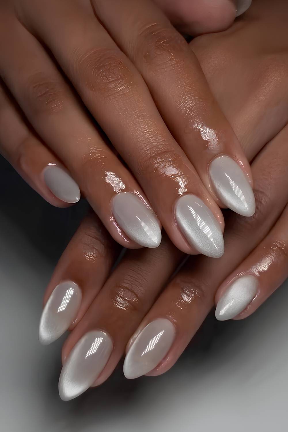 Weisse Manikuere mit Glaseffekt