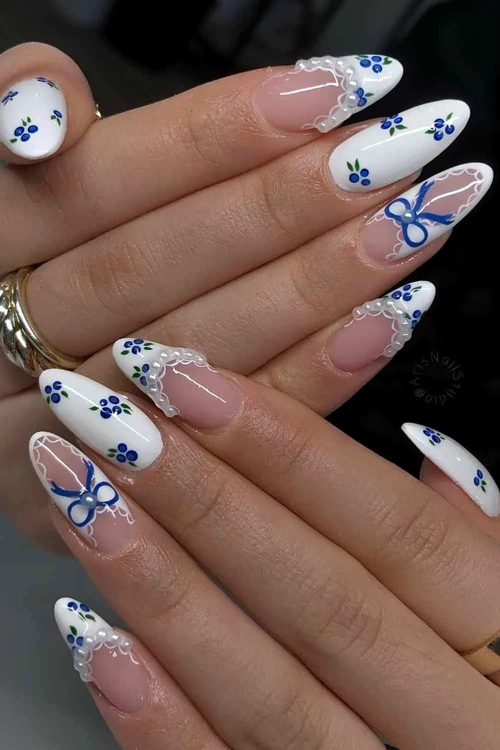 Weisse Naegel mit Blaubeeren und Spitzen Details