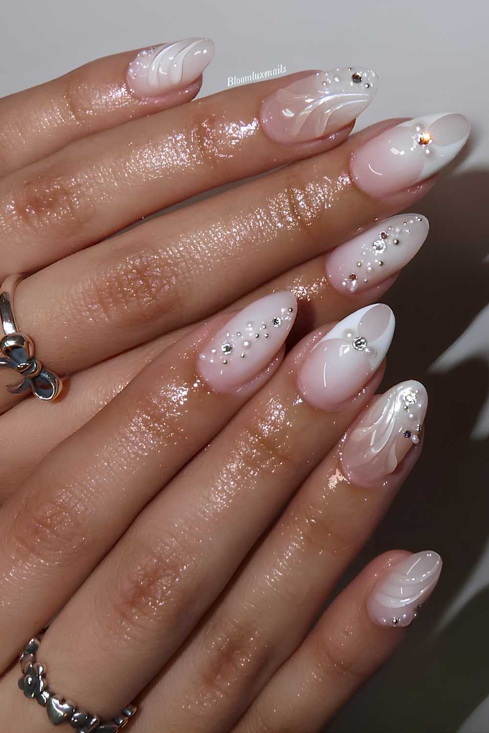 Weisse Naegel mit Mikroperlen und Strass