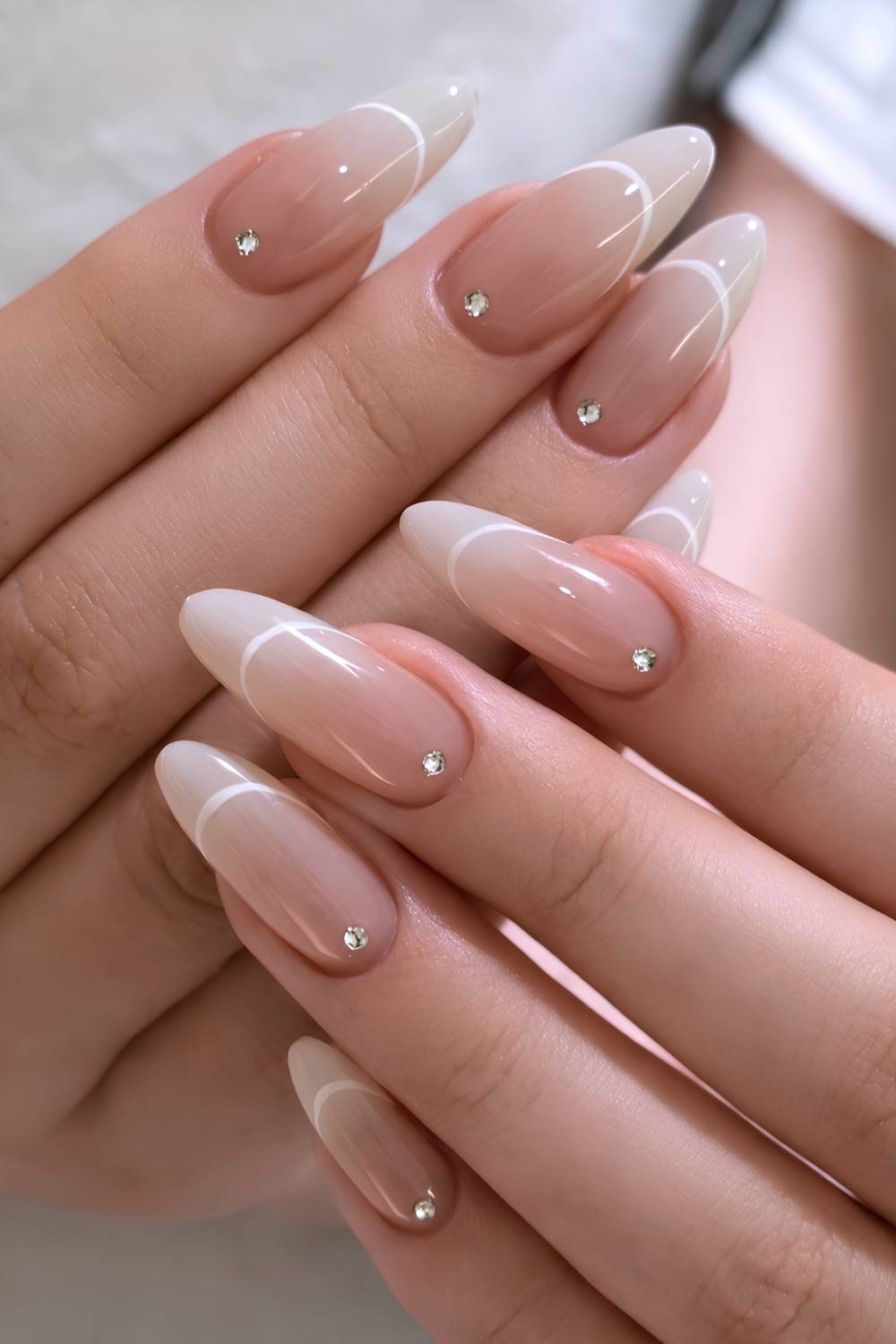 Weisse Outline French Manikuere mit Cuticle Strass
