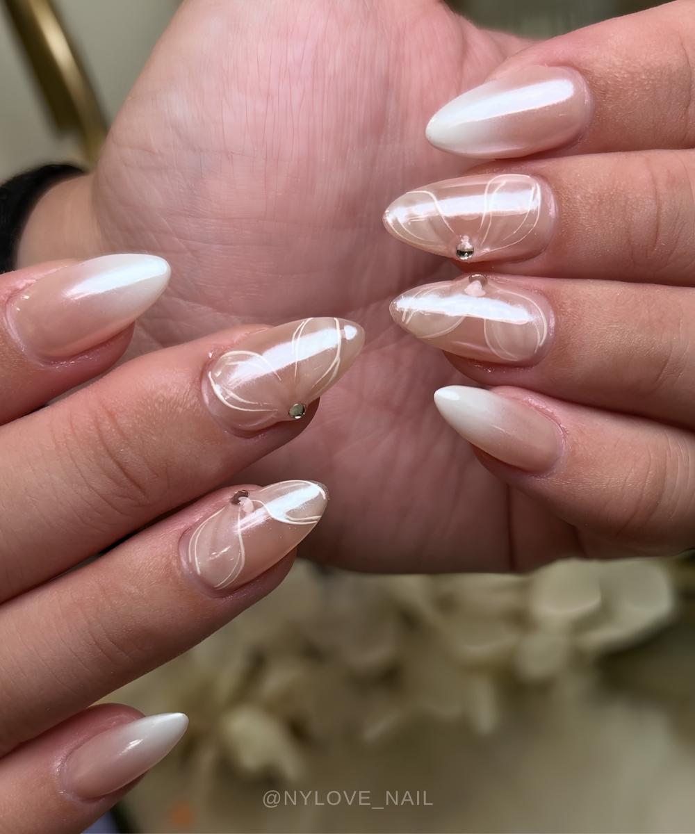 Weisse chrome ombre naegel mit schmetterling