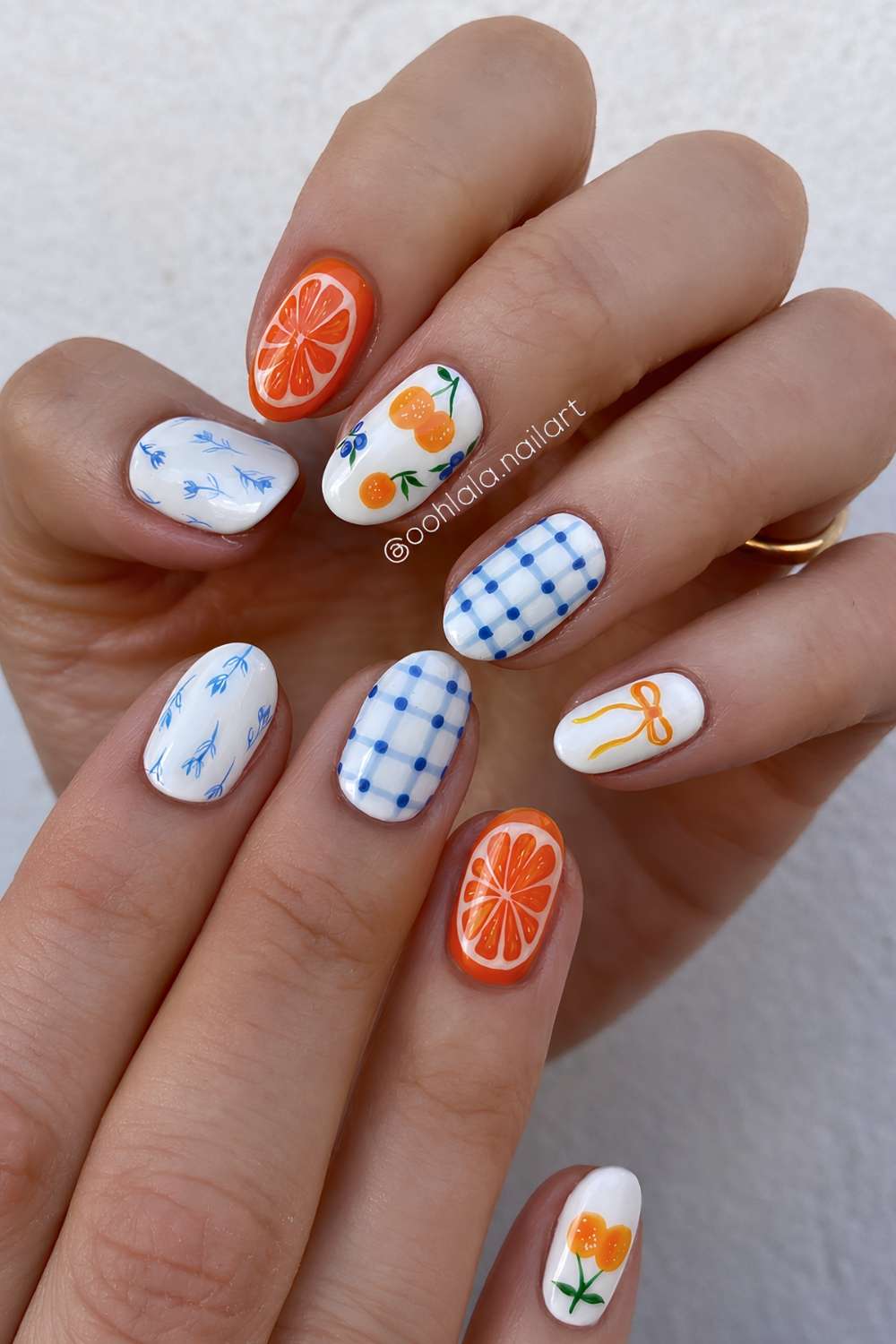 Weisse naegel mit orangen und blauem vichy karo
